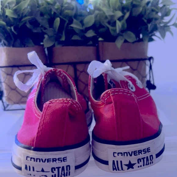 RED CONVERSE SNEAKERS🌺 - Picture 5 of 6